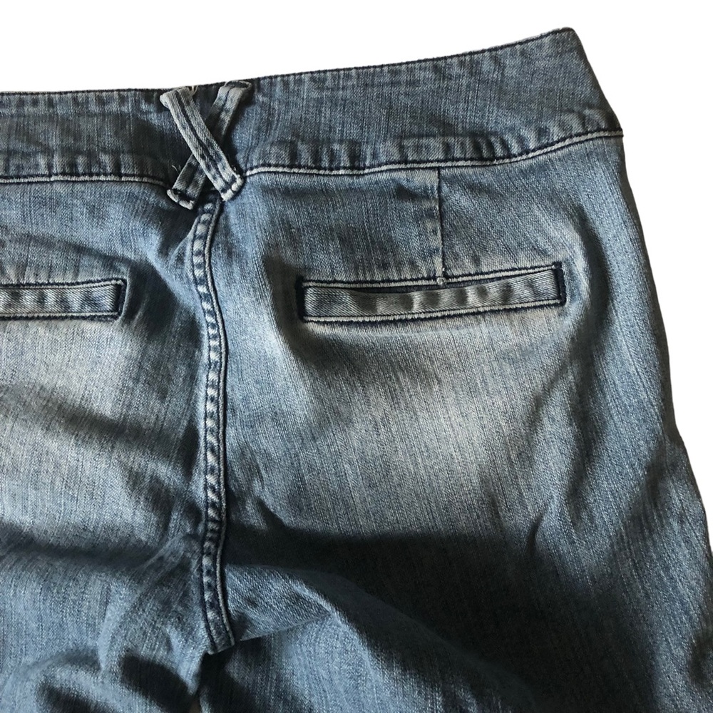 DKNY Jeans Low Rise Stretch Medium Wash Denim Bermuda Shorts - Picture 8 of 15